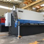 హైడ్రాలిక్ మకా మెషిన్ 12mm స్టీల్ ప్లేట్ కటింగ్ యంత్రం 2500mm